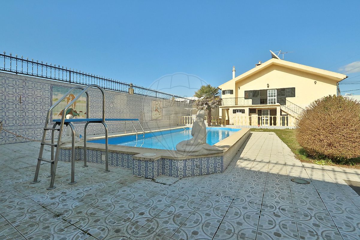 Moradia T5 à venda em Manique de Baixo