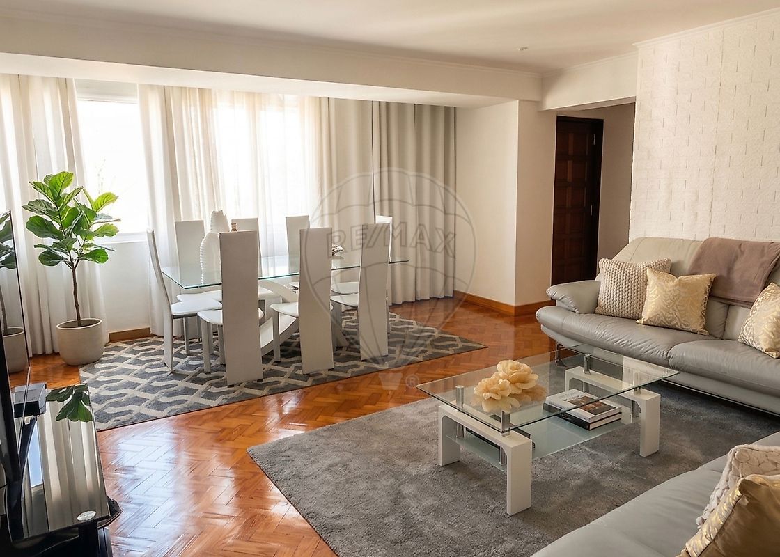 Apartamento T3 à venda em Amadora