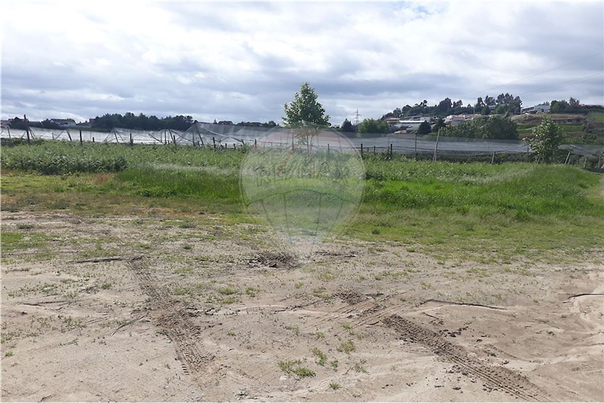 Land for sale in Felgueiras, Portugal — €96,000