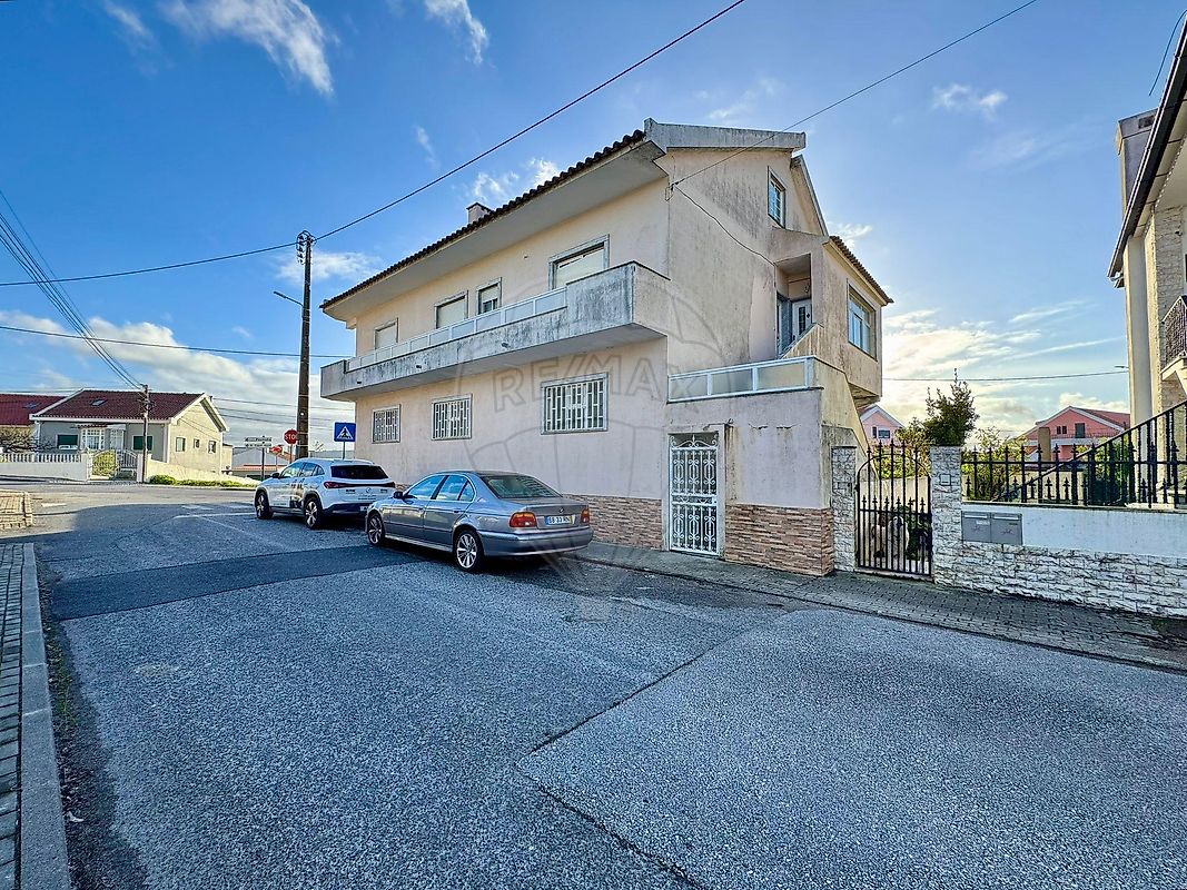 Moradia T4 à venda em Odivelas