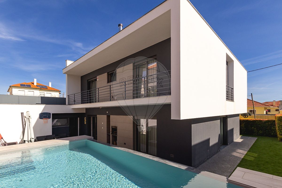 Moradia T5 à venda em Loures