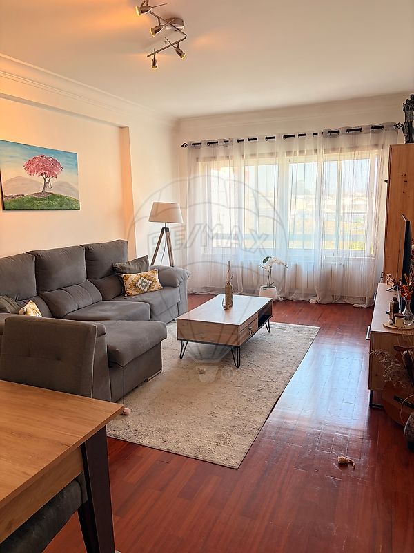 Apartamento T2 para arrendar em Loures