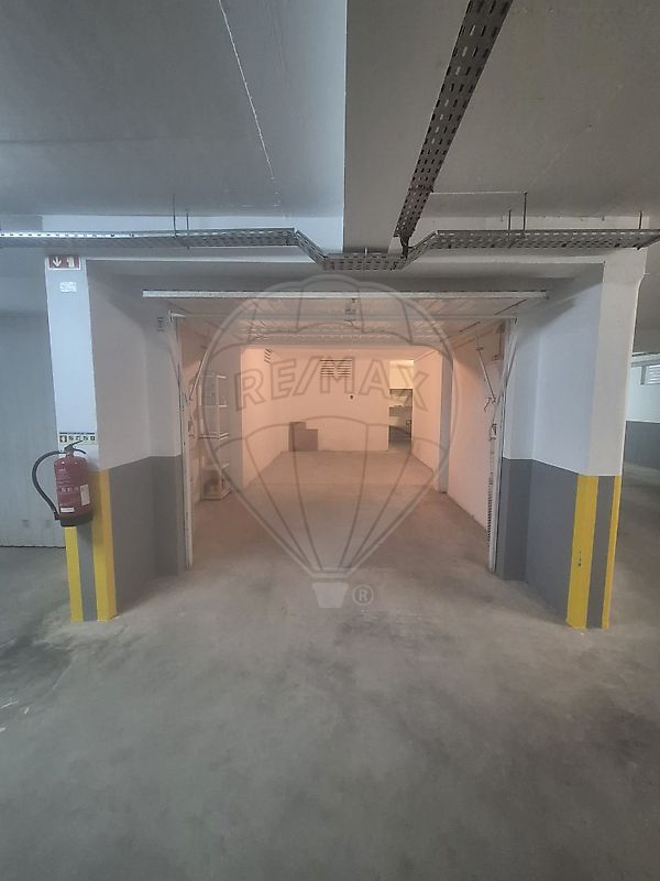Garagem à venda em Nazaré