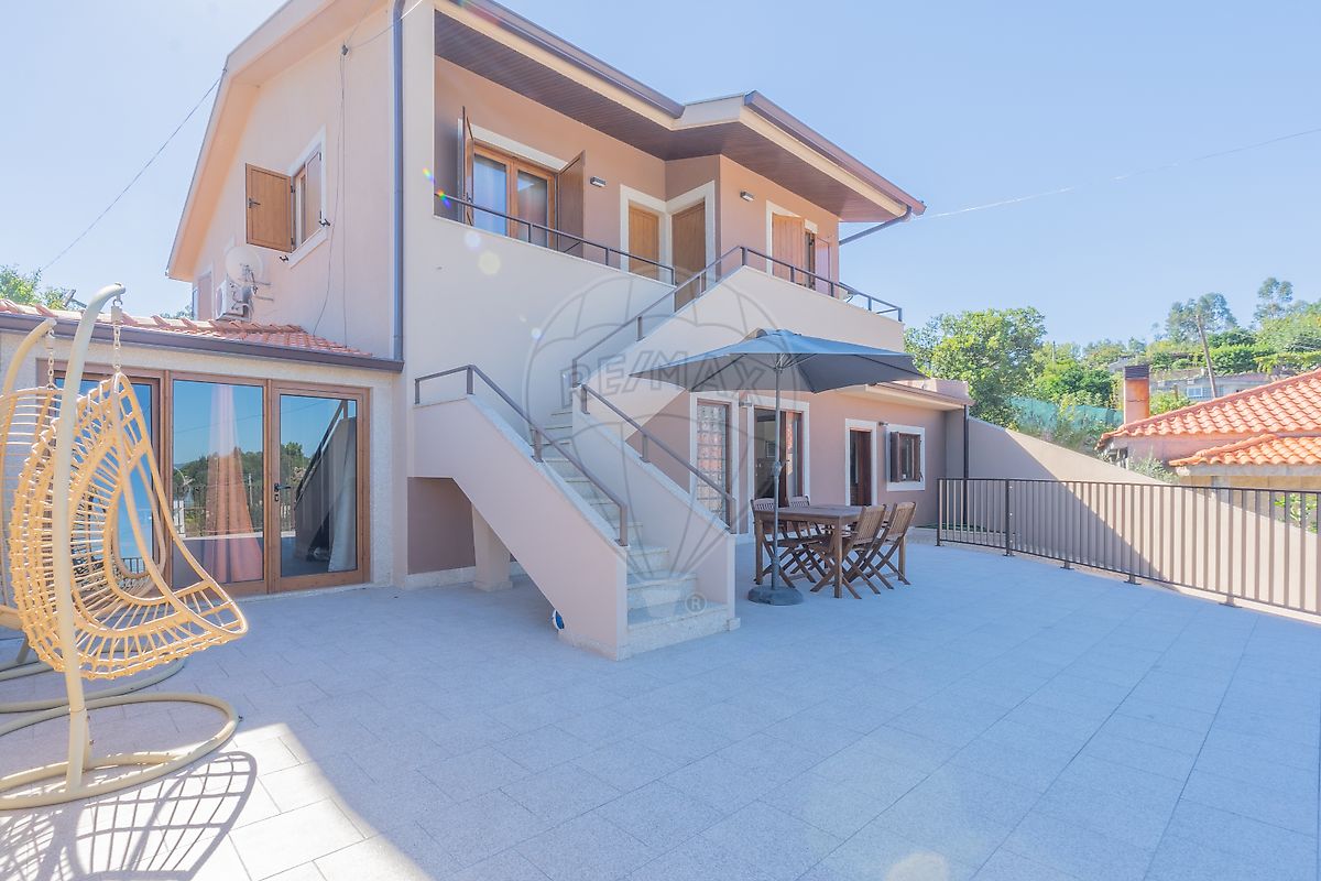 Moradia T4 em Vila Caiz, €330.000