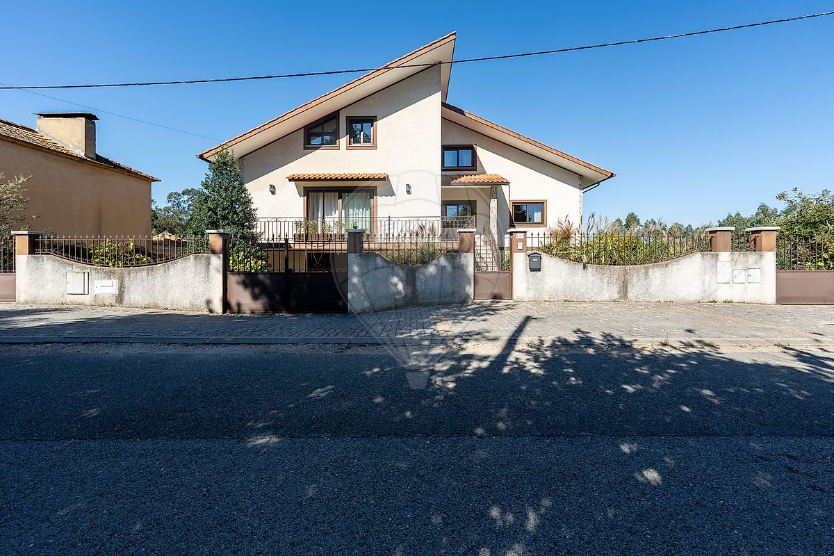 Moradia T5 em Recardães e Espinhel, €430.000