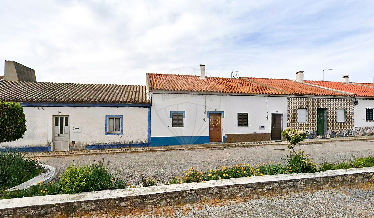 Moradia T2 à venda em Viana do Alentejo
