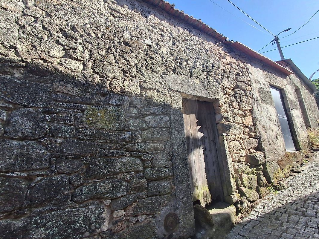 Moradia - Aricera e Goujoim, Armamar, Viseu