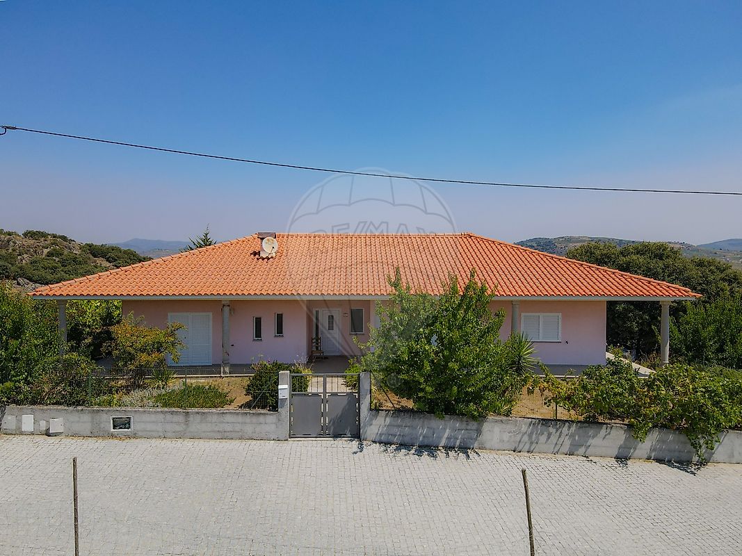 Apartamento T4 à venda em Vila Nova de Foz Côa
