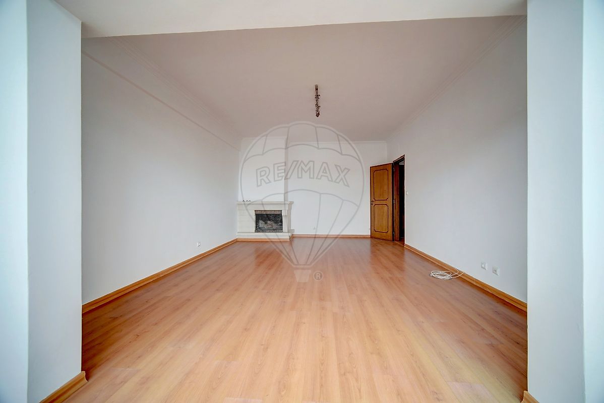 Apartamento T2 para arrendar em Amadora