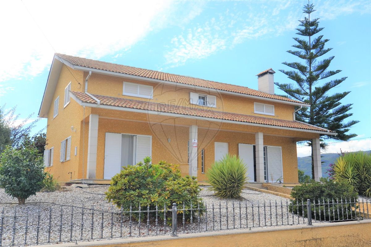 Moradia T4 para venda