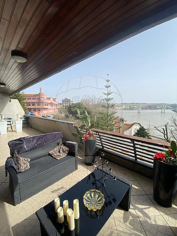 Apartamento T5 à venda em Porto