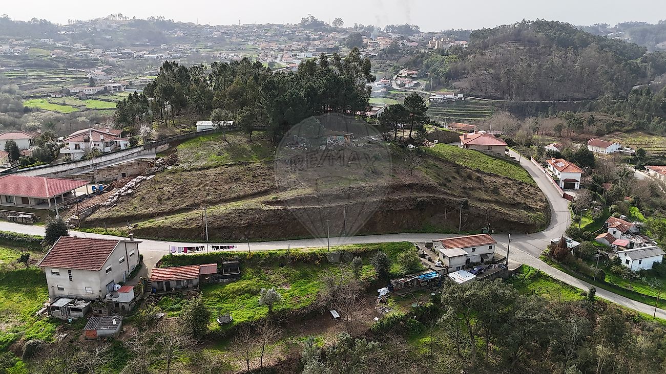 Terreno - Lustosa e Barrosas (Santo Estêvão), Lousada, Porto