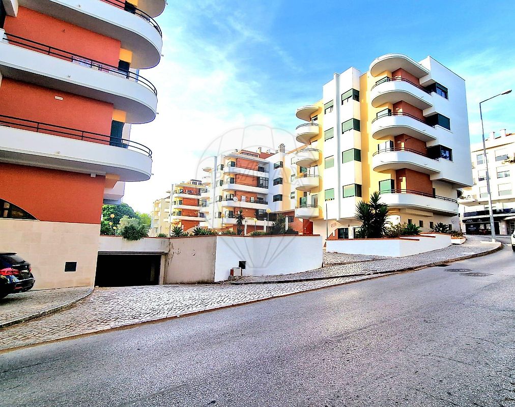 Garagem à venda em Almada