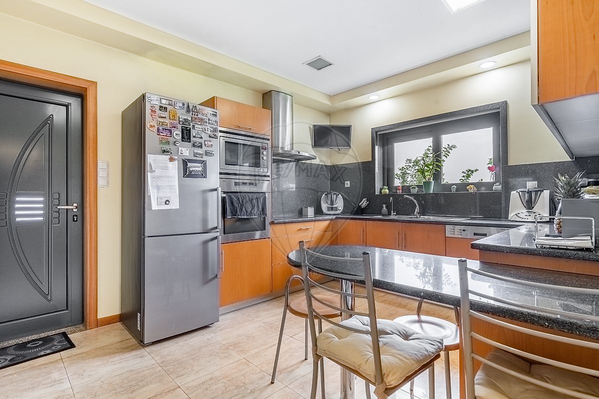 Apartamento T6 à venda em Póvoa de Lanhoso