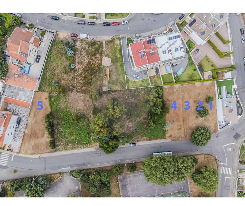 Terreno à venda em Vila Nova de Gaia