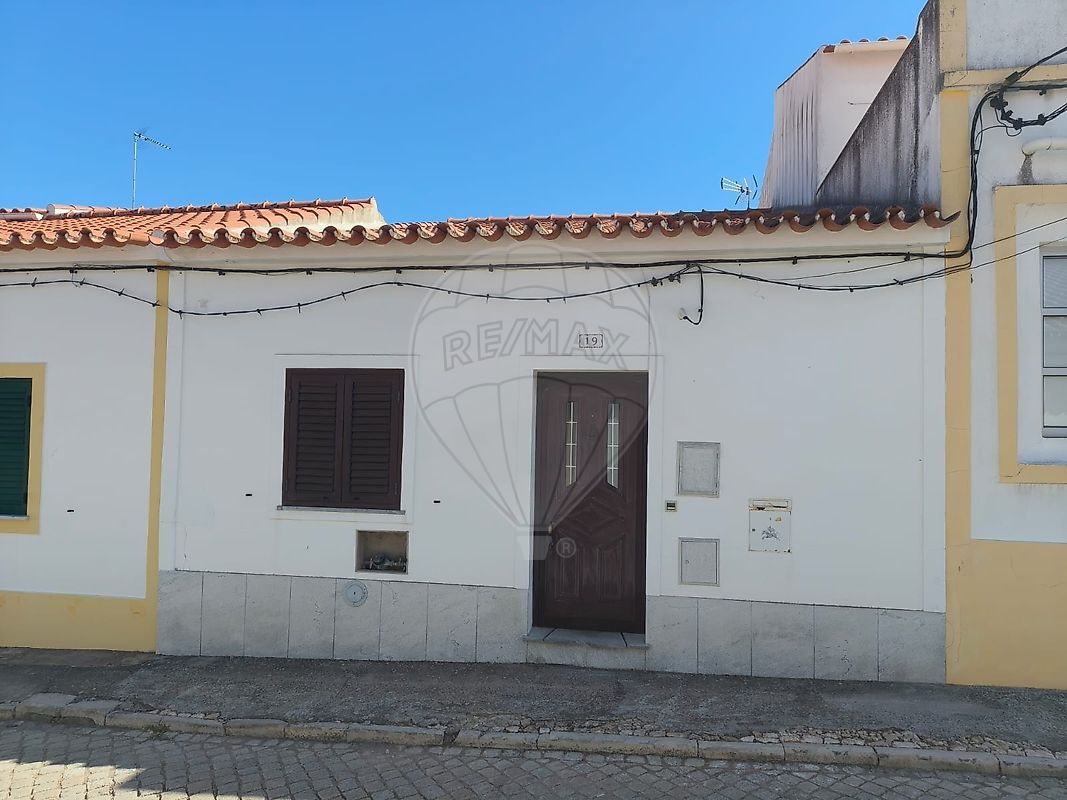 Moradia T3 - Safara e Santo Aleixo da Restauração, Moura, Beja
