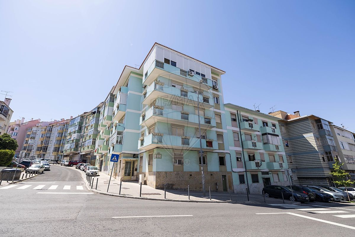Apartamento T3 à venda em Amadora
