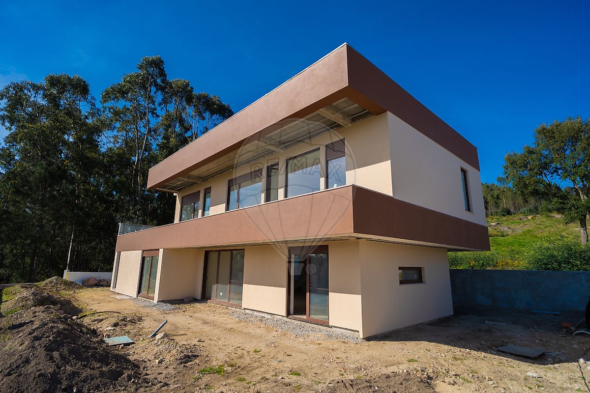 Moradia T4 à venda em Paredes