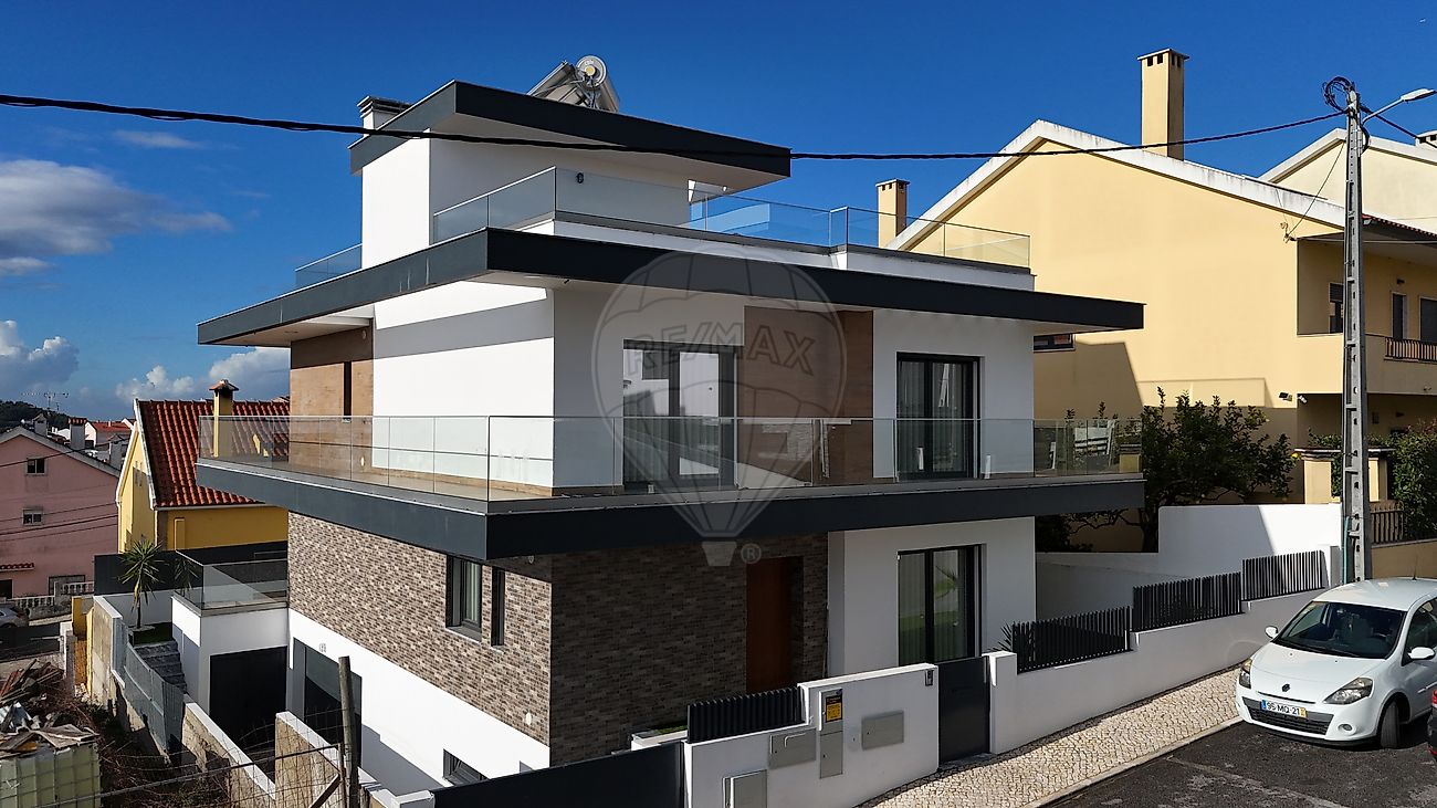 Moradia T4 à venda em Odivelas