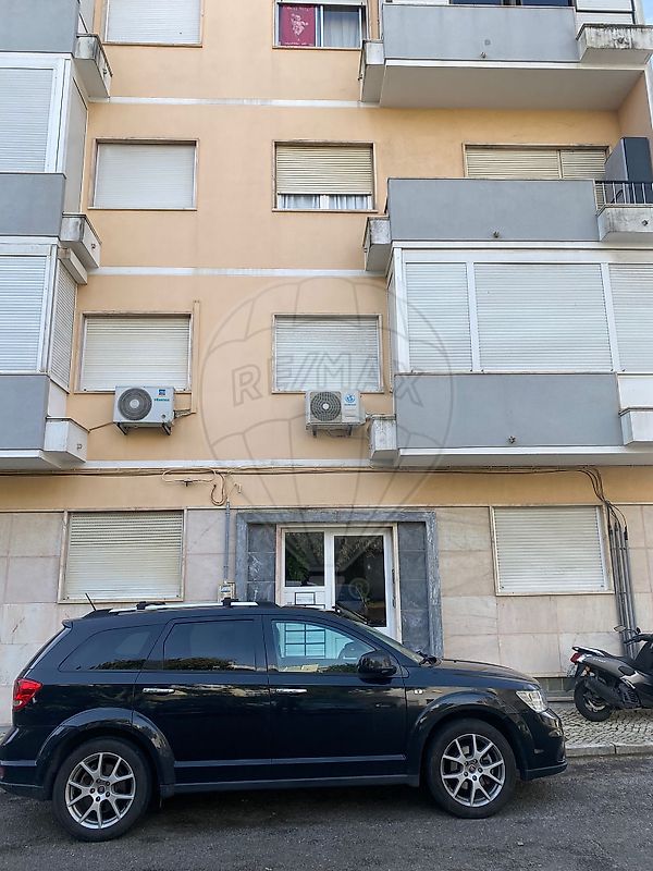 Apartamento T3 à venda em Amadora