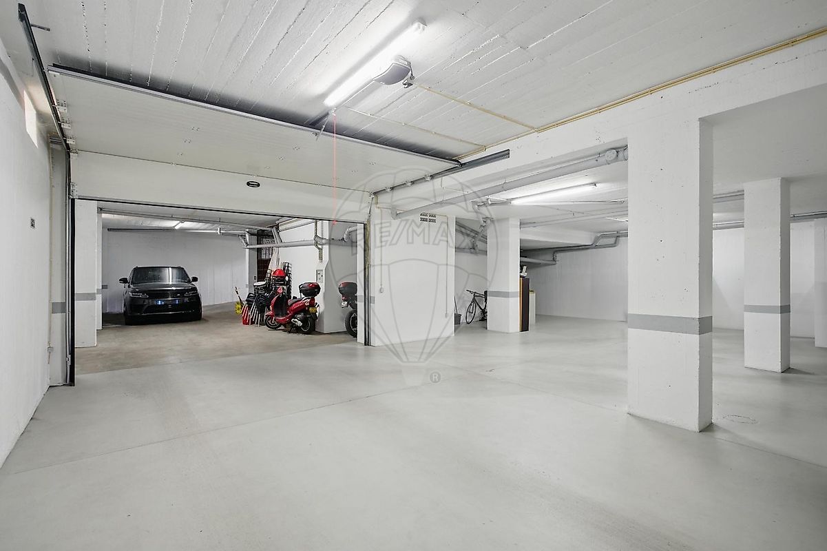 Garagem à venda em Faro