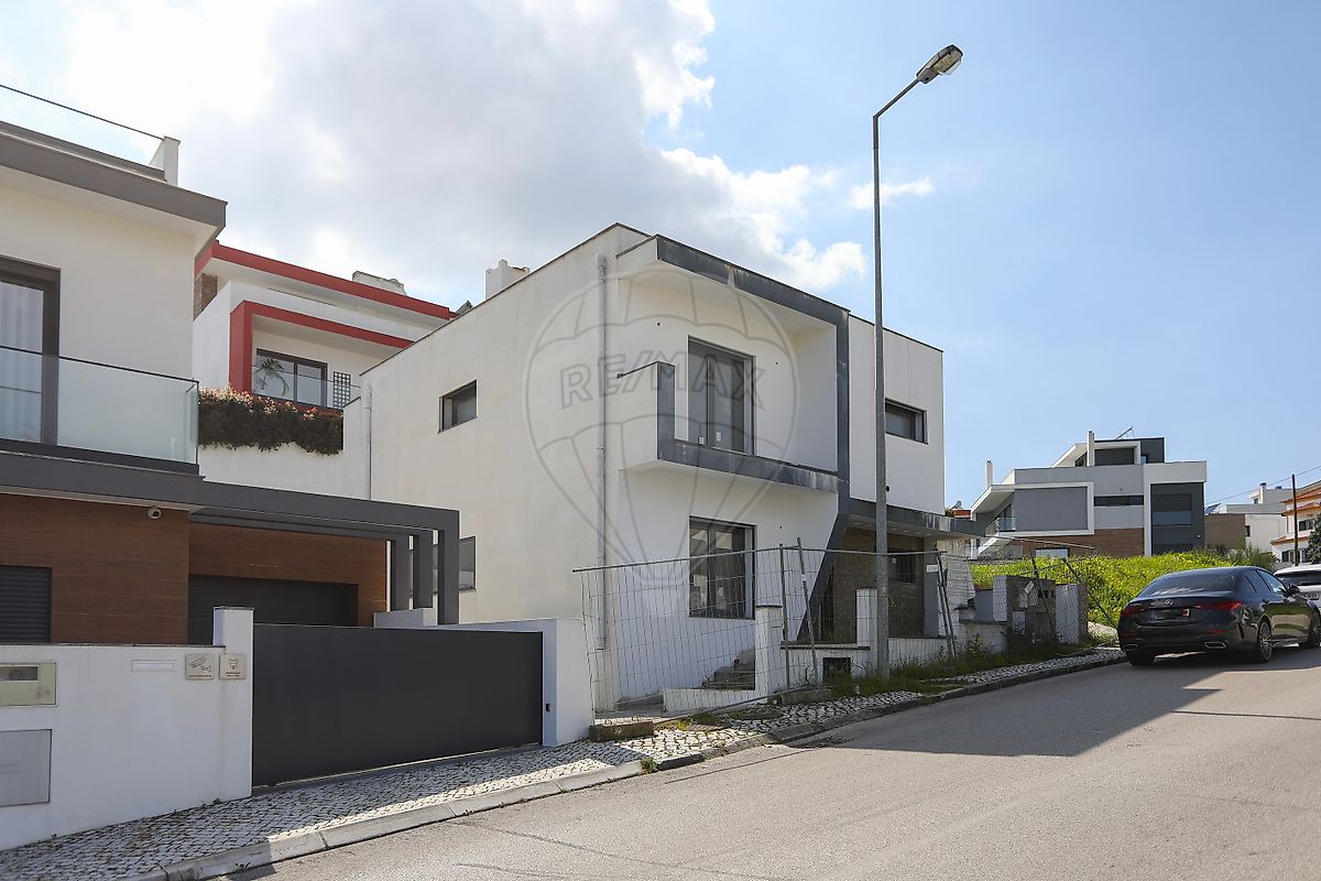 Moradia T4 à venda em Odivelas