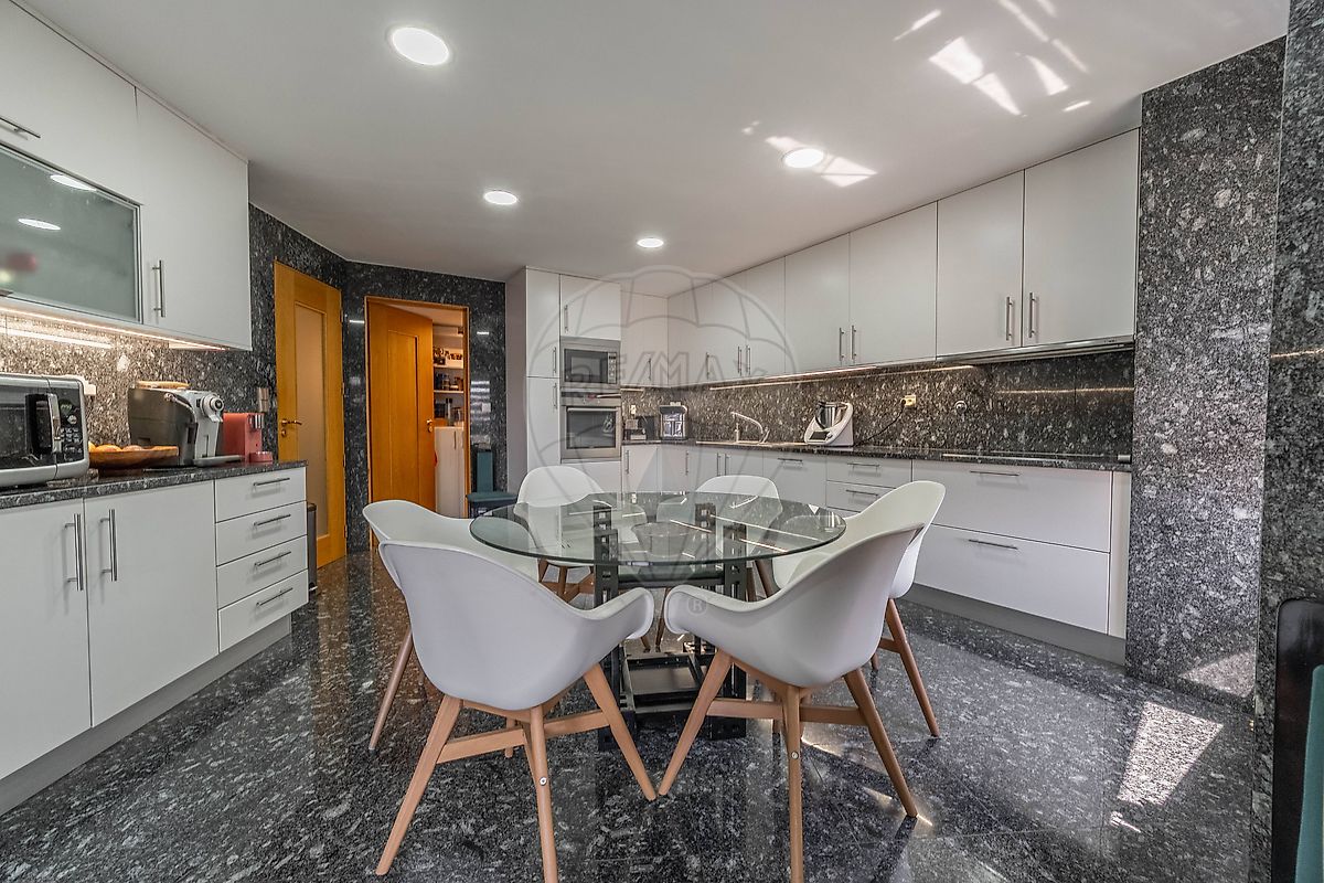 Apartamento T4 à venda em Maia