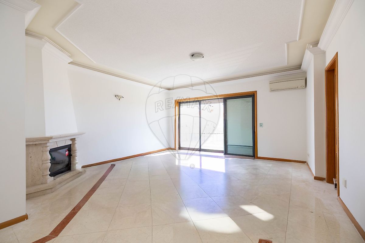 Apartamento T4 à venda em Amadora