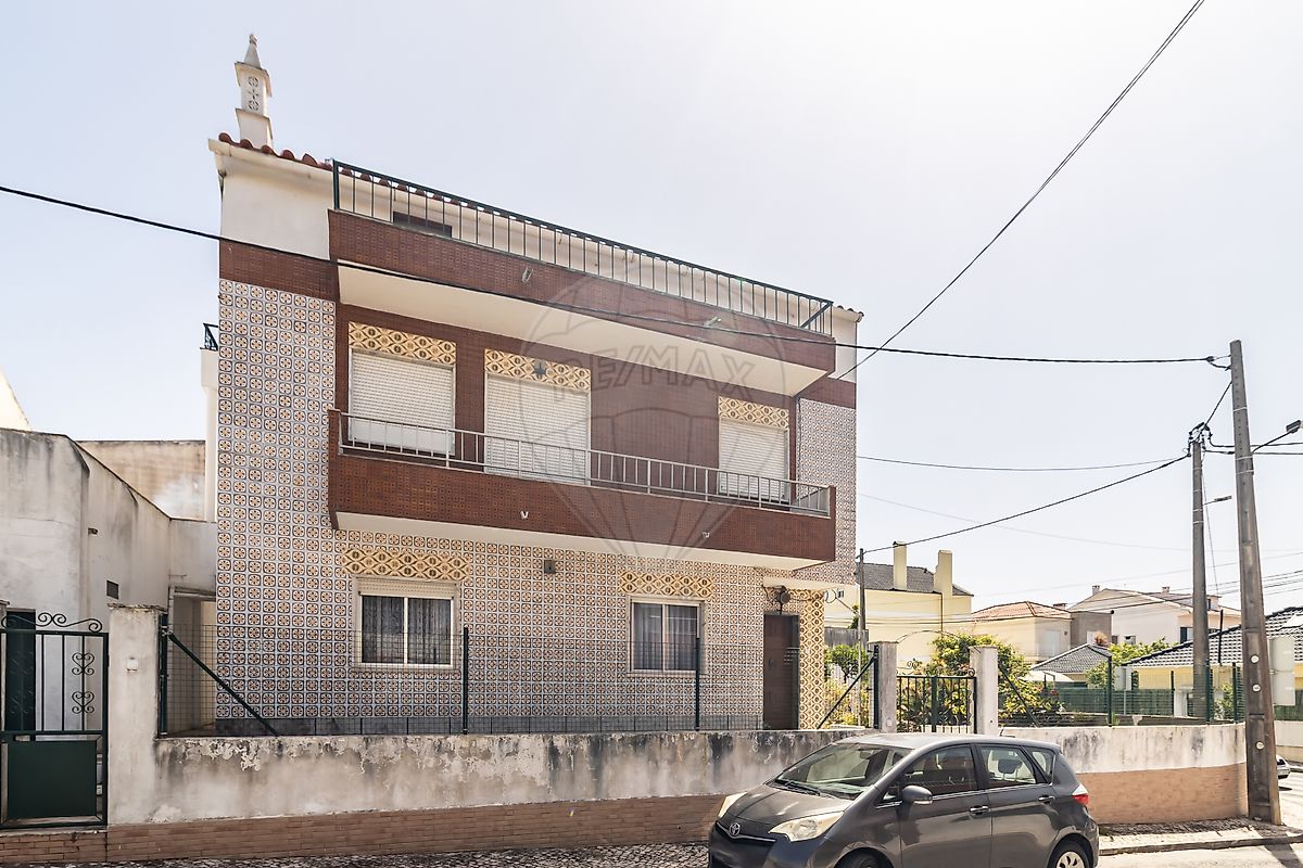 Moradia T7 à venda em Almada