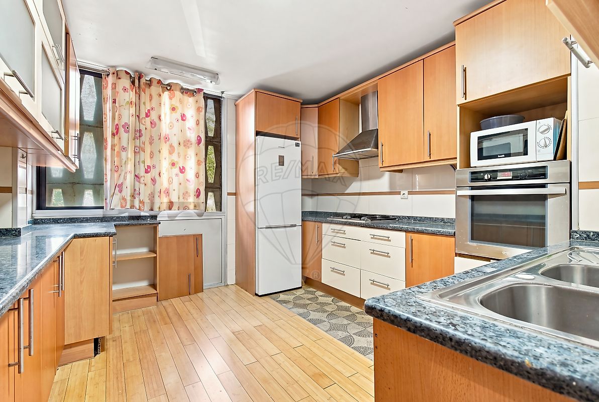 Apartamento T3 - Santo António dos Cavaleiros e Frielas, Loures, Lisboa