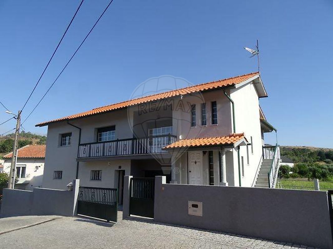 Moradia - Santiago de Cassurrães e Póvoa de Cervães, Mangualde, Viseu