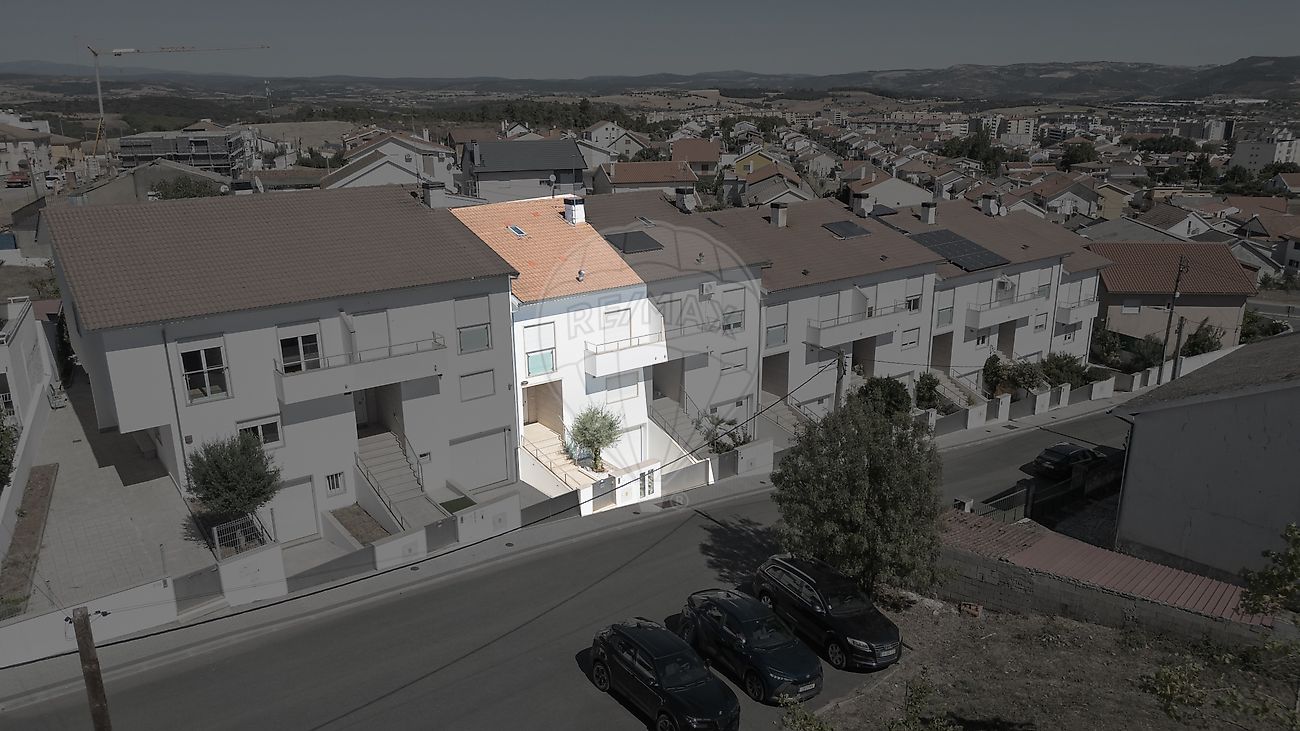 Moradia T4 à venda em Bragança