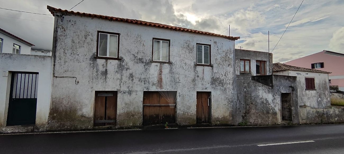 Moradia T3 à venda em Angra do Heroísmo