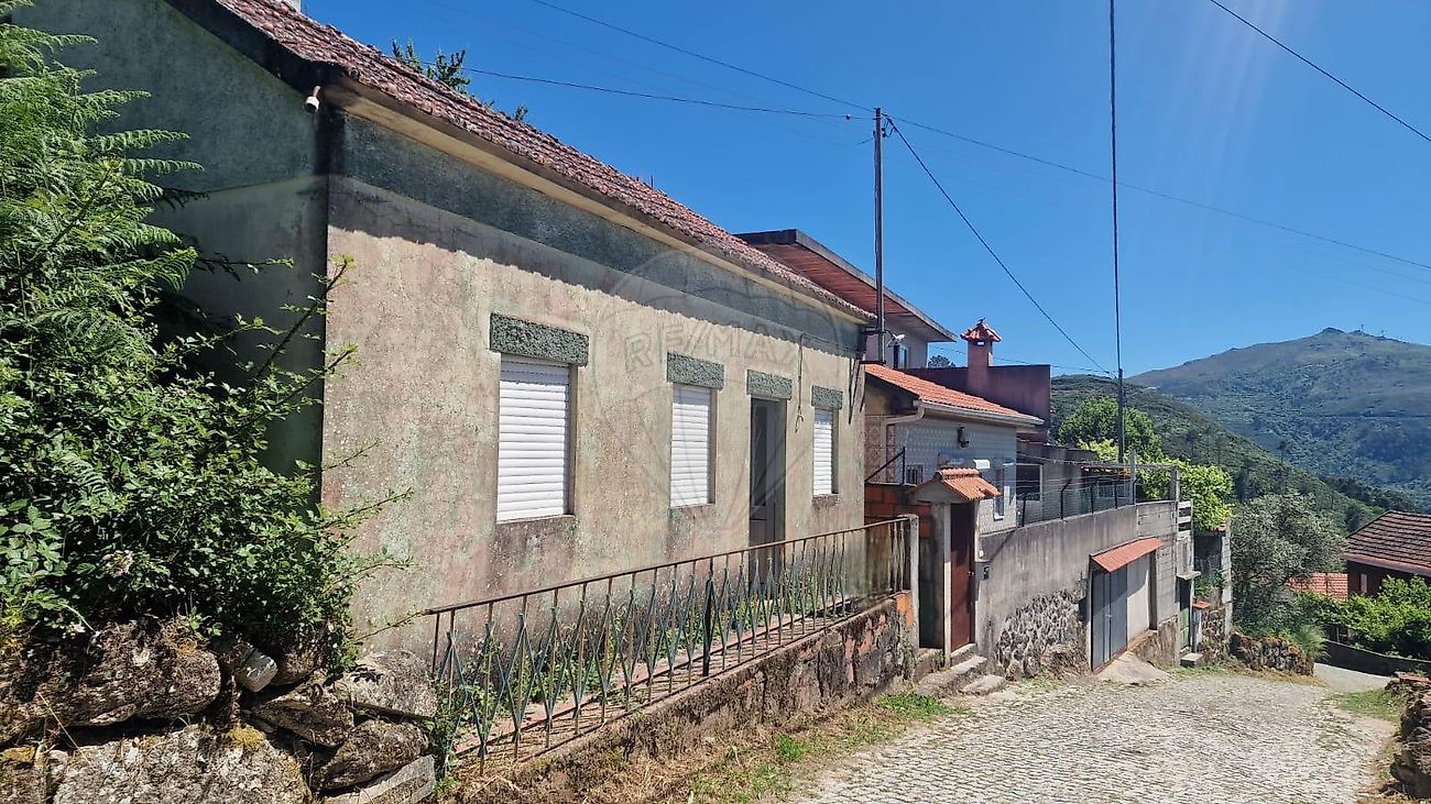 Moradia T2 à venda em Cinfães