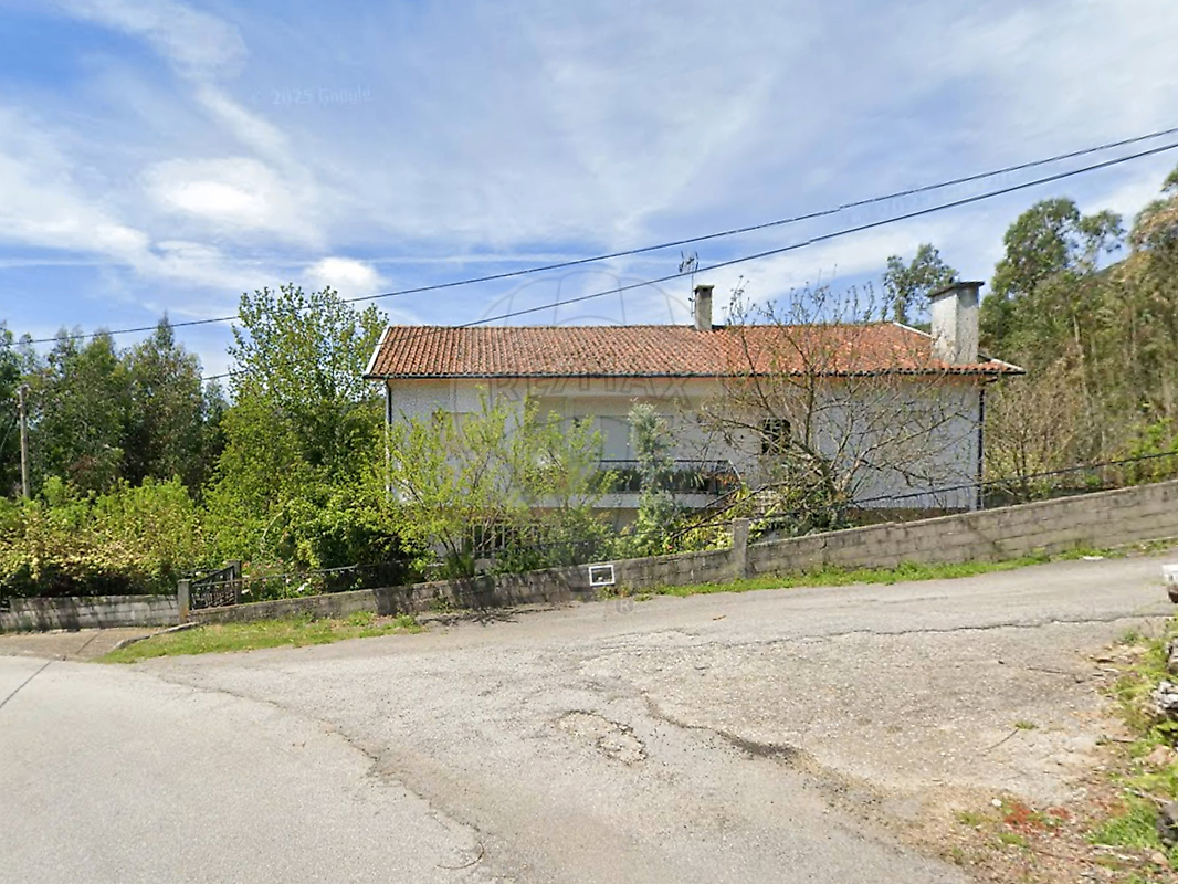 Moradia T5 à venda em Castro Daire