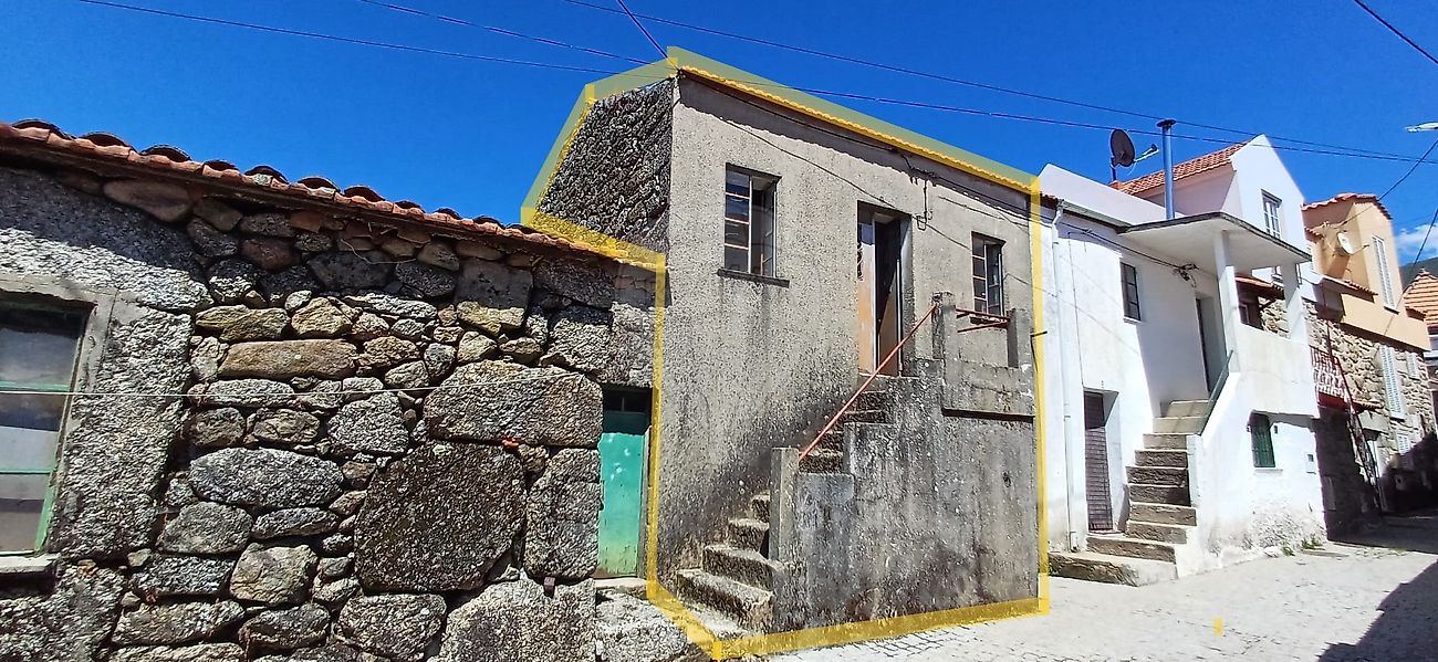 Moradia T3 em Santa Marinha e São Martinho, €24.000