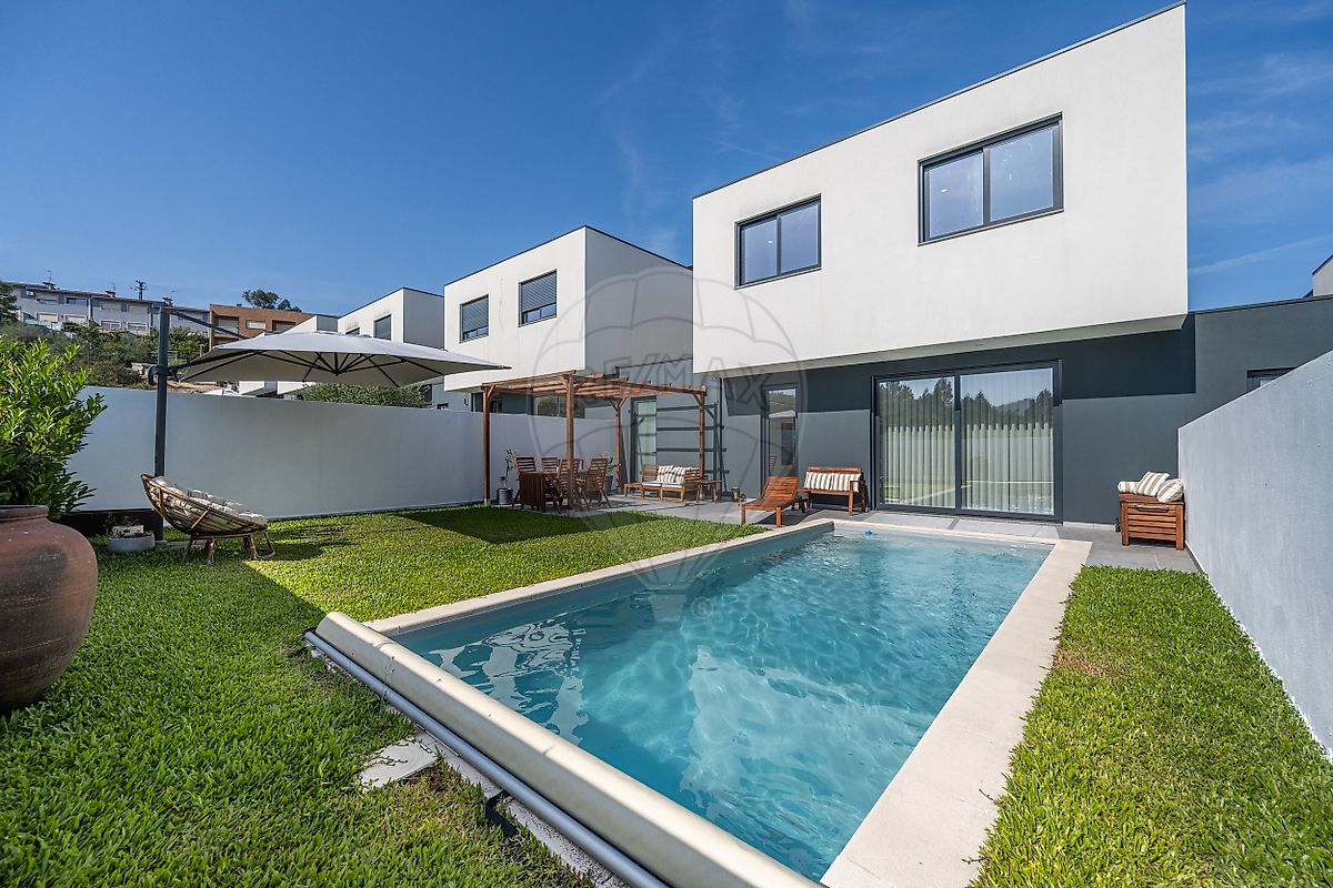Moradia - Arnoso (Santa Maria e Santa Eulália) e Sezures, Vila Nova de Famalicão, Braga