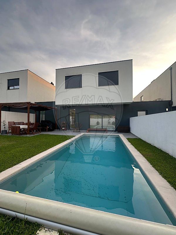 Moradia - Arnoso (Santa Maria e Santa Eulália) e Sezures, Vila Nova de Famalicão, Braga