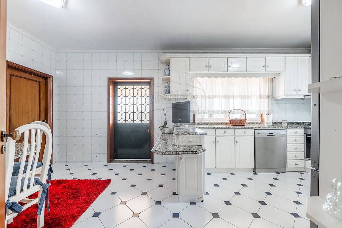 listing 126631003-154 picture-0
