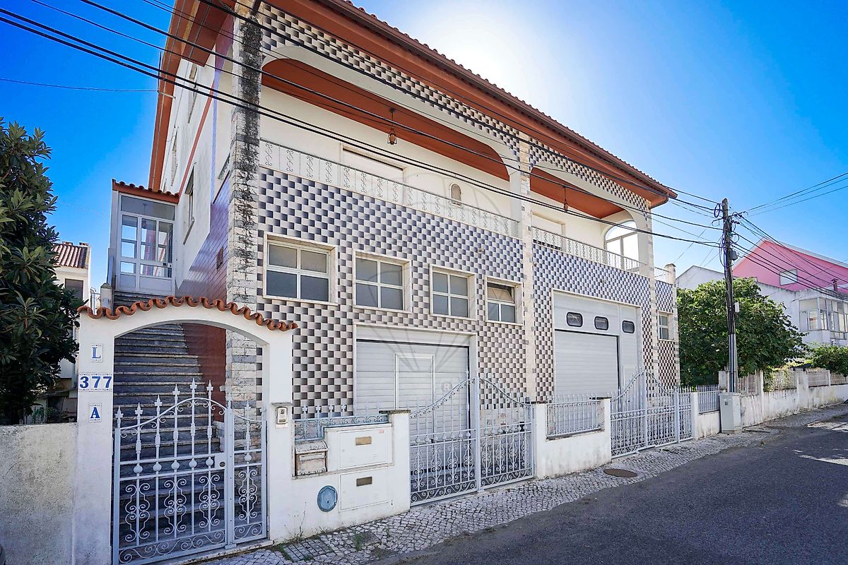 Apartamento T9 à venda em Loures