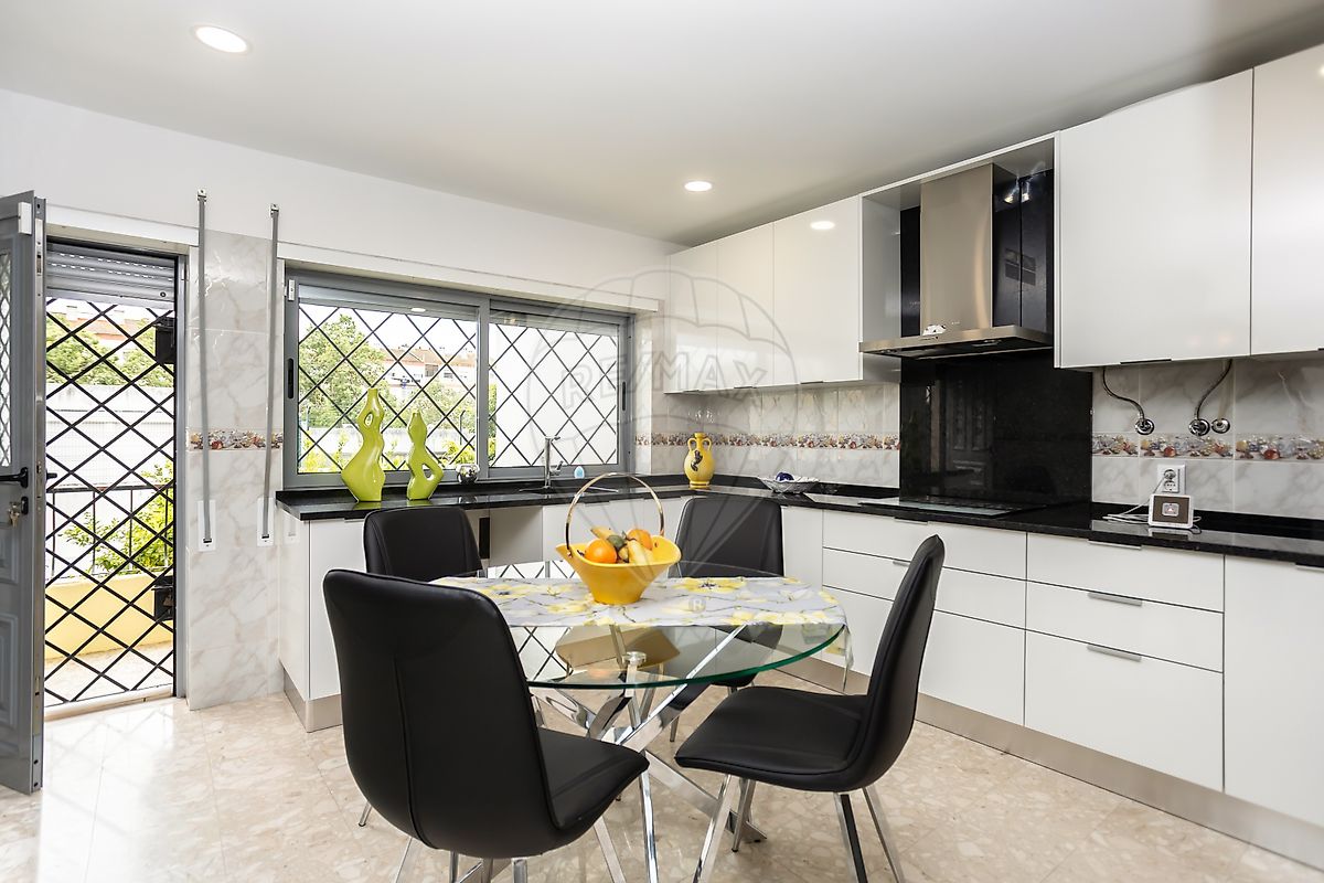 Apartamento T5 à venda em Moita