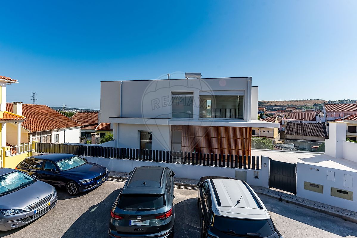 Moradia T4 à venda em Odivelas
