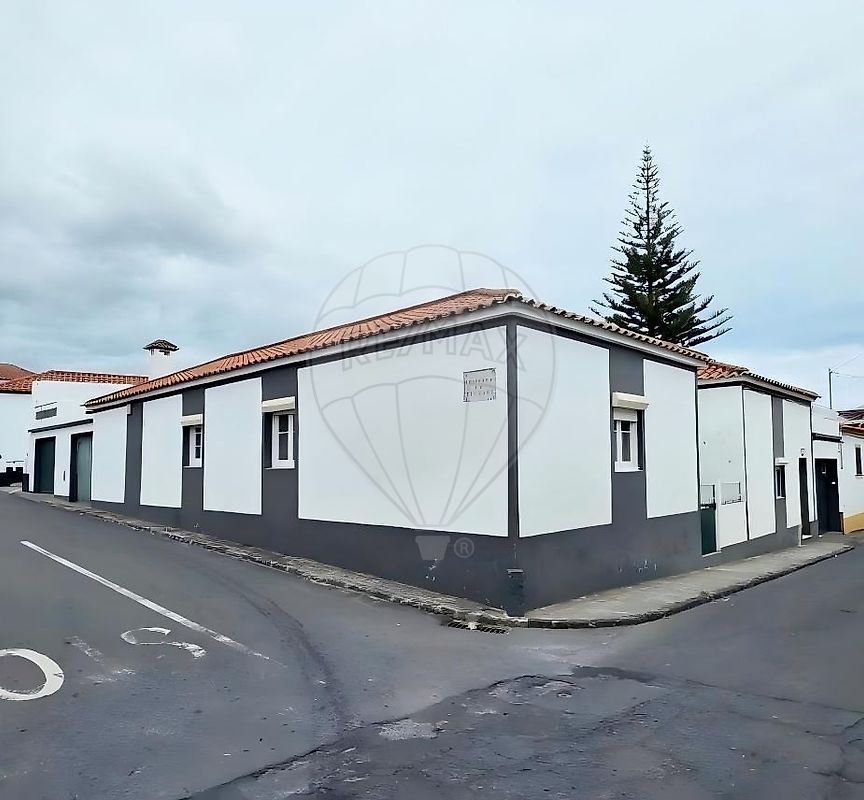 Moradia T4 à venda em Ponta Delgada