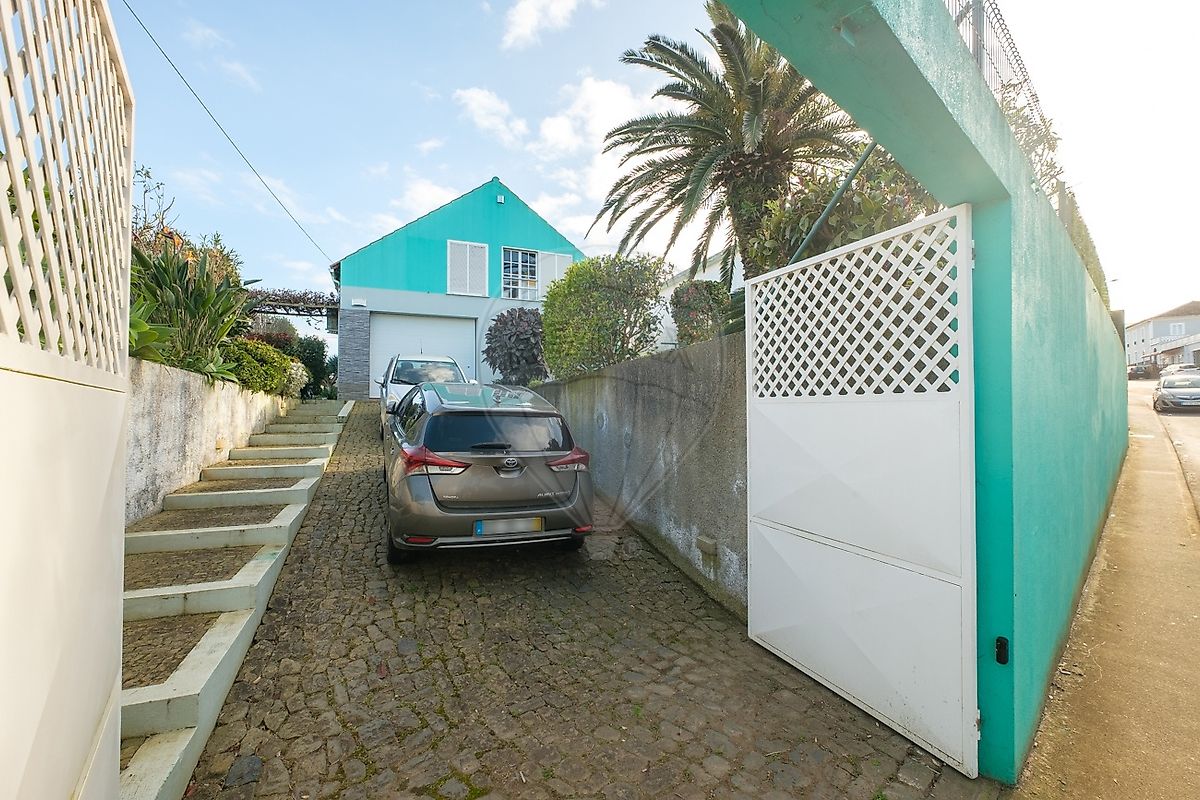 Moradia T4 à venda em Praia da Vitória