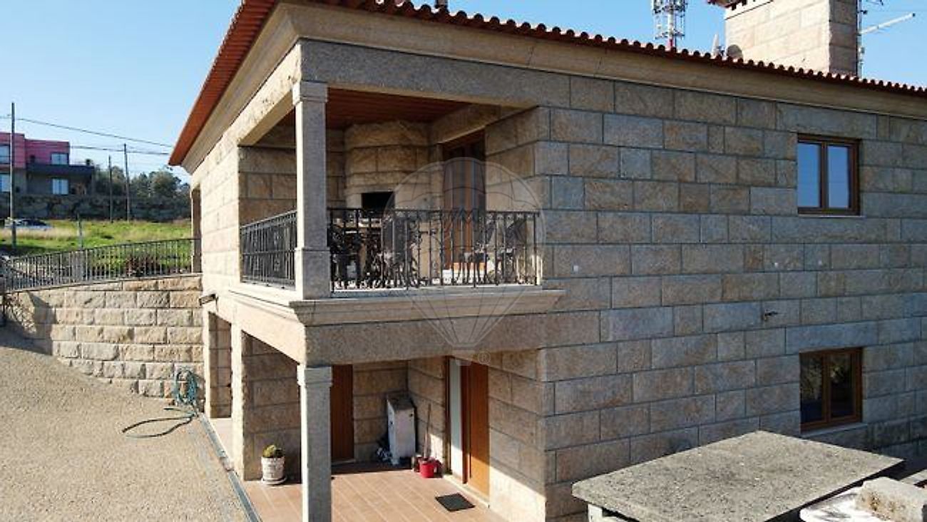 Moradia T6 à venda em Cinfães